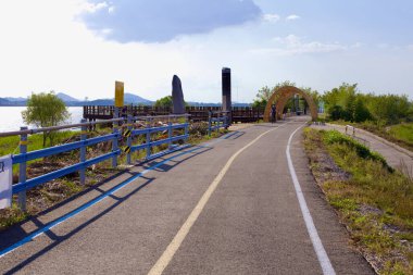 Muan County, Güney Kore - 25 Eylül 2020 Yeongsangang Iyagi Naru 'nun Yeongsan Nehri Bisiklet Yolu boyunca manzaralı manzarası, bisiklet yolu, ahşap gözlem güvertesi ve tarihi işaretler.