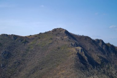 Gajisan zirvesi, Koreas Yeongnam Alpleri 'nin manzaralı dağ sırtlarının bir parçası olan erken bahar gelişimi ve açıkta kalan taşın üzerinde yükselir..