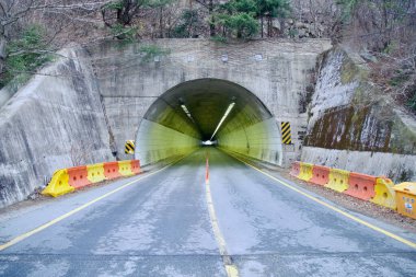 Ulsan Şehri, Güney Kore - 2 Nisan 2025 Seoknam Tüneli 'ne dağ manzaralı giriş, güneydoğu Kore' nin Yeongnam Alpleri bölgesinde Gajisan yamaçlarında sıkılan bir yol..