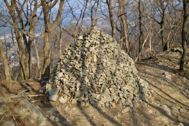 Ulsan City, Güney Kore - 2 Nisan 2025: Düzgünce istiflenmiş bir taş cairn Gajisan 'da bir orman patikasının yanında oturur, yürüyüşçüler tarafından geçişlerini onurlandırmak veya işaretlemek için inşa edilen sessiz bir işaret..