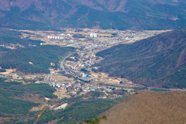 Ulsan Şehri, Güney Kore - 2 Nisan 2025: Bir vadi kasabası Gajisan 'ın yamaçlarına, binalarına, tarlalarına ve Yeongnam Alpleri' ndeki dağlık tepeler ve dağ sırtları arasına yerleştirilmiş dolambaçlı yollara yayıldı..