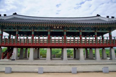 Incheon, Güney Kore - 19 Mayıs 2025: Suhyangwon Pavyonu, Incheon 'daki Ara Waterway' e bakan rengarenk dancheong desenlerini, açık hava düzenini ve geleneksel simetrisini gözler önüne serdi.