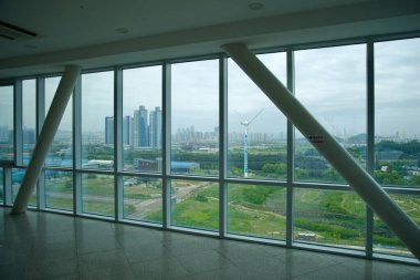 Incheon City, Güney Kore - 19 Mayıs 2025: Ara Gözlemevi 'nin yüksek pencerelerinden 