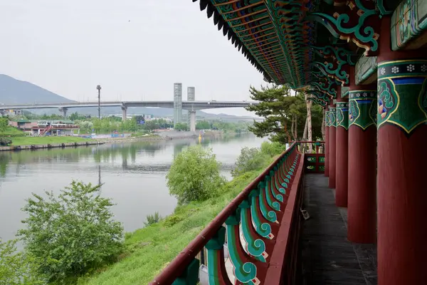 Incheon, Güney Kore - 19 Mayıs 2025: Suhyangwon Pavyonu 'nun balkonundan bakan Ara Su Yolu, aşağıda bir köprü ve ön planda renkli dancheong sütunlarıyla sakince akıyor..