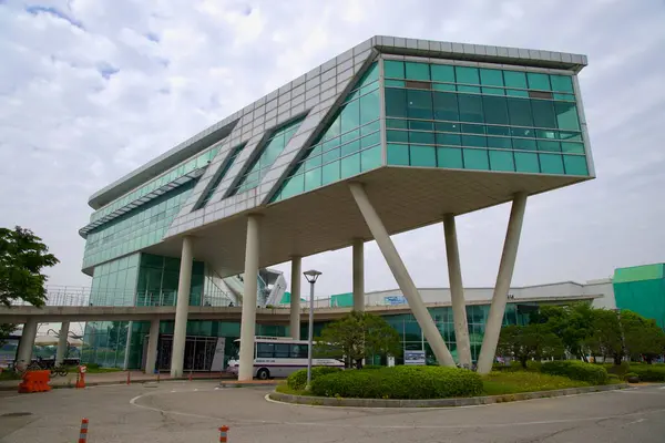 Incheon, Güney Kore - 19 Mayıs 2025: Ara Gimpo Yolcu Terminalinin çarpıcı üçgen destek kolonları ve cam tasarımı Ara Waterway yakınlarındaki ana giriş ve otobüs dönüşünün üzerinde duruyor.