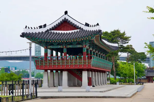 Incheon, Güney Kore - 19 Mayıs 2025: Ara Waterway üzerinde yükselen Suhyangwon Pavyonu 'nun renkli bir görüntüsü, canlı dancheong boya çalışmaları ve klasik Kore nehir pavyonlarının tasarımını yansıtan yükseltilmiş platformu.