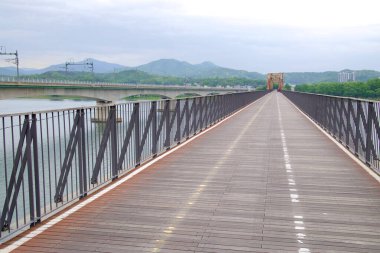 Yangpyeong İlçesi, Güney Kore - 19 Mayıs 2025: Eski Bukhangang Köprüsü bisikletçilere hizmet vermektedir..