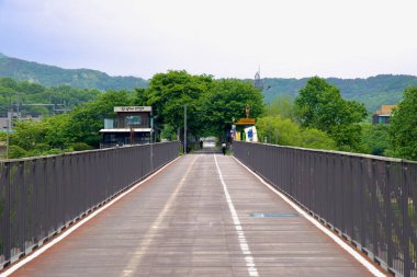 Bukhangang Demiryolu Köprüsü, nehir kenarındaki patikanın başlangıcını simgeleyen altın bir bisikletçi heykeliyle ağaçlar, kafeler ve bisiklet tesislerinden oluşan yeşil bir koridorda son buluyor..
