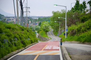 Yangpyeong İlçesi, Güney Kore - 19 Mayıs 2025 Namhangang Bisiklet Yolu 'nun dolambaçlı bir bölümü Asin Galerisi' nden Yangpyeong 'un merkezine doğru ilerliyor..