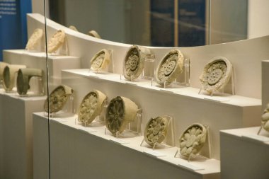 Buyeo County, Güney Kore - 13 Haziran 2025: Buyeo Ulusal Müzesi 'nde sergilenen çiçek desenli çatı döşemeleri geleneksel Kore çatı sanatının dekoratif sanatını ön plana çıkarıyor..