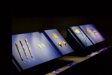 Gongju, Güney Kore - 13 Haziran 2025: Altın süsler, aksesuarlar ve törensel eşyalar da dahil olmak üzere Bekçe defin eserleri dikkatlice Gongju Ulusal Müzesi 'nde cam altında sergilenmektedir..