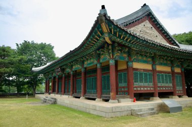 Gongju, Güney Kore - 13 Haziran 2025: Gwanpungjeong Pavyonu 'nun daha yakından bakınca yükseltilmiş taş platformu, renkli saçakları ve çimen ve ağaçlarla çevrili geleneksel ahşap sütunları görülüyor..