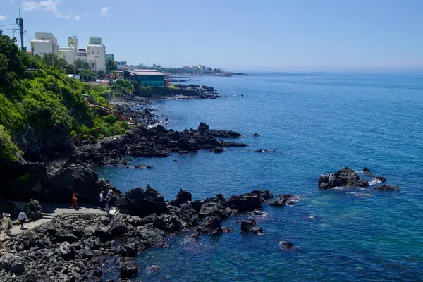 Yongduam 'ın batısındaki volkanik kıyı şeridi, gelgit havuzları, siyah lav çıkıntıları ve berrak mavi suyun yanında ziyaretçilerin bulunduğu bir kıyı geçidi ile Jeju şehrine doğru uzanır..