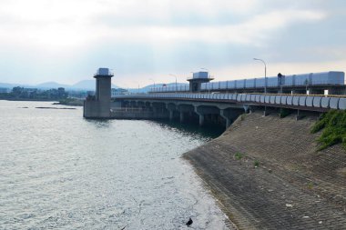 Hando Köprüsü, Seongsan Köyü 'nün gel-git kanalı boyunca beton rıhtımlar ve kapı kuleleri ile kıyı yolunu deniz kenarına taşımaktadır..