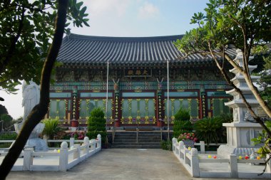 Yongmunsa Tapınağı 'nın ön avlusu Daeungjeon ana salonunu taş bir pagoda, fenerler, çalılar ve süpürme kaplamalı çatı altında oyulmuş detaylarla donatır..