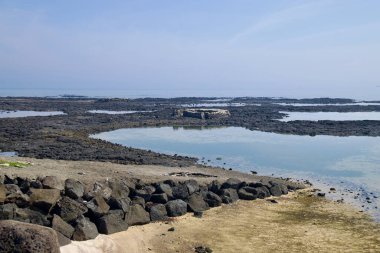 Handong kıyısındaki sığ gelgit havuzları bir zamanlar kadınlar için bu lav kıyısı boyunca umumi bir yıkanma yeri olan eski Geoseunmul bahar havzasını çevrelemektedir..