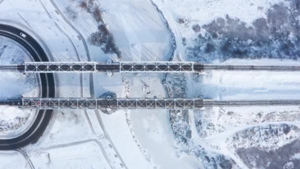Bovenaanzicht Vanuit Lucht Van Snelle Elektrische Trein Passeert Winter Spoorbrug — Stockvideo