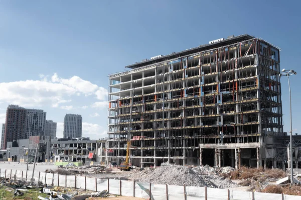 Rus ordusunun füze saldırısından sonra alışveriş merkezi. Yeniden yapılanma çalışmaları.