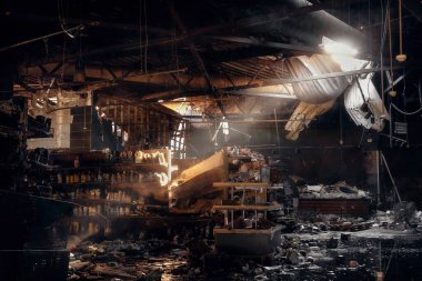 Rusya 'nın Ukrayna' yı işgali sırasında havan topu ateşiyle havaya uçurulan bir marketin çatısından bir güneş ışığı huzmesi doğuyor..