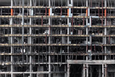 Rus-Ukrayna savaşı sırasında meydana gelen bir füze saldırısı sonucu çok katlı bir ofis binasının ön cephesi yıkıldı..