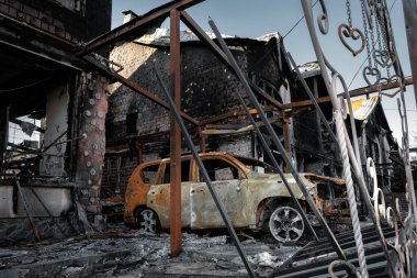 Sivil bir binanın yakınında yanmış bir araba. Havan mermisinin sonucu. Rus istilası Ukrayna 'da.