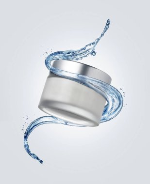 Kozmetik şişesi suyla çevrili havada uçuyor ve zarifçe süzülüyor. Beyaz zemin üzerindeki su damlacıklarındaki kozmetik ürünler.