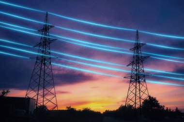 Turuncu kablolu elektrik iletim kuleleri yıldızlı gece gökyüzünü aydınlatıyor. Enerji altyapısı kavramı.