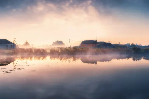 Όμορφη Πρωινή Σκηνή Ήσυχο Χωριό Μια Λίμνη Στην Ομίχλη Ξημέρωμα — Φωτογραφία Αρχείου