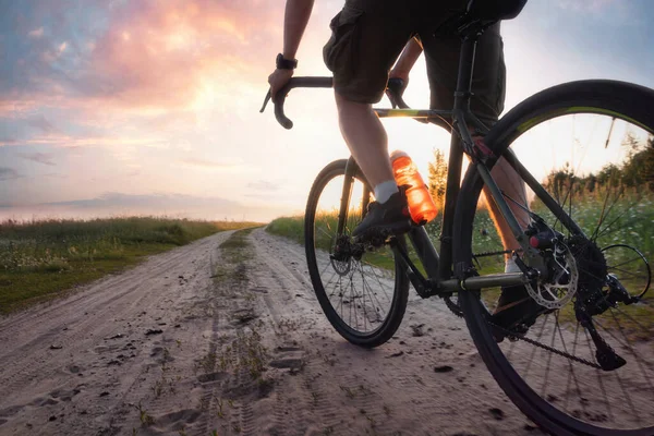 Człowiek Jeżdżący Żwirowym Rowerze Szlaku Zachodzie Słońca Kolorowy Krajobraz Rowerzystą — Zdjęcie stockowe
