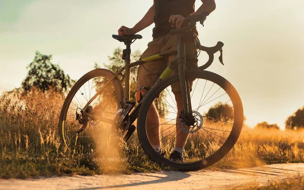 Rowerzysta Rowerem Polnej Ścieżce Zachodzie Słońca Polu Piękny Wieczorny Krajobraz — Zdjęcie stockowe