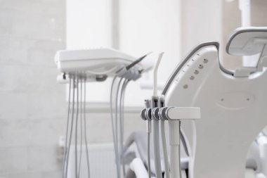 Enstrümanlı dişçi sandalyesi. Kapatın. Diş Kliniği.