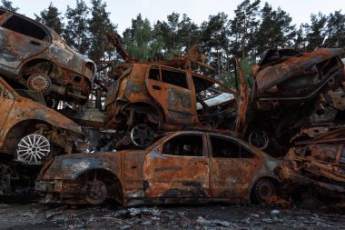 Rusya 'nın Ukrayna' yı işgali sonucu bir çöp yığını ve yanmış arabalar. Ukrayna 'da Savaş.
