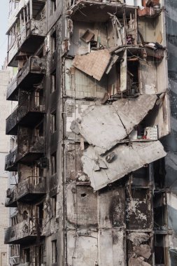 Doğrudan bir füze saldırısı sonucu yüksek katlı bir bina tamamen yıkıldı. Rusya 'nın askeri suçu. Ukrayna 'da Savaş.
