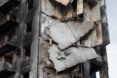 Doğrudan bir füze saldırısı sonucu yüksek katlı bir bina tamamen yıkıldı. Rusya 'nın askeri suçu. Ukrayna 'da Savaş.