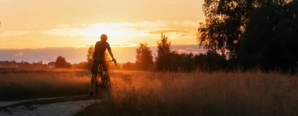 Bisikletçinin Silueti Gün Batımında Kırsal Toprak Yola Çıkıyor Panoramik Manzara — Stok fotoğraf