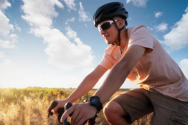 Rowerzysta Kasku Okularach Lubi Jeździć Rowerze Przed Błękitnym Niebem Aktywny — Zdjęcie stockowe