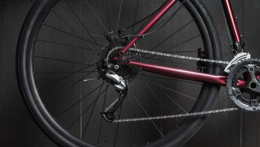 Modern bisiklet şanzımanını kapatın. Bisiklet ekipmanları ve yedek parçalar. Bisiklet atölyesi, bisiklet tamiri.