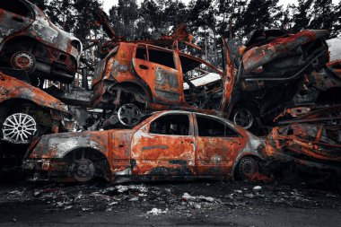 Paslı sivil arabaları bombalayıp yok ettiler. Ukrayna 'daki Rus ordusunun askeri işgalinin sonuçları. Irpin, Kyiv bölgesi, 2022.