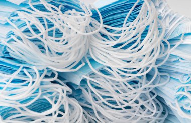 Coronavirüs enfeksiyonunun yayılmasını önlemek için birçok tıbbi yüz maskesi yakın çekim.