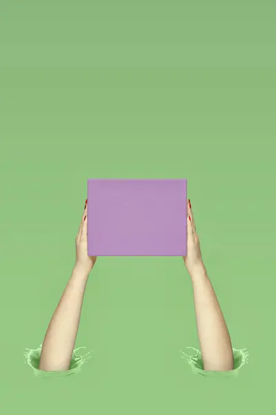 Фиолетовая Подарочная Коробка Руках Женщины Чернила Брызги Пастельные Цвета Копирование — стоковое фото