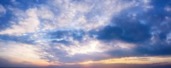 Hermoso Cielo Atardecer Con Nubes Luz Solar Brillante Contexto —  Fotos de Stock
