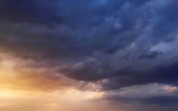 Dramático Cielo Atardecer Con Oscuras Nubes Lluviosas Brillante Sol —  Fotos de Stock