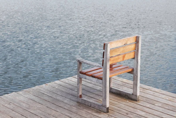 Nehir Kıyısındaki Iskelede Bir Sandalye Asgari Yalnızlık Sükunet Sessizlik Kavramı — Stok fotoğraf