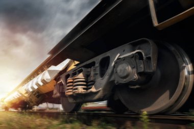 Yük treni hareket halinde. Nakliye aracı. Kargo teslimatı. Bulanık etkisi.