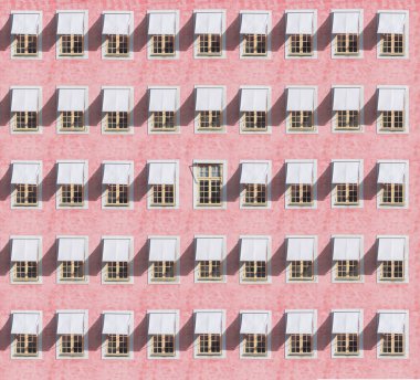 Retro tarzında güzel pembe bir bina. Vizörlü pencereler. Minimalizm. Kendini ifade etme ve benzersizlik kavramı.