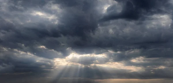 Fondo Del Cielo Con Rayos Sol Brillando Través Las Nubes —  Fotos de Stock