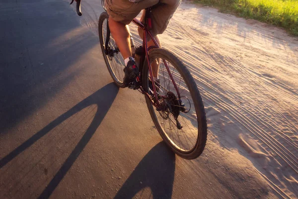 Rowerzysta Jeździ Drodze Zachodzie Słońca Widok Góry Koncepcja Aktywnego Stylu — Zdjęcie stockowe