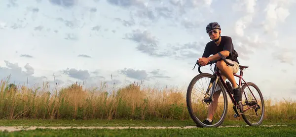 Rowerzysta Siedzi Rowerze Polu Złotej Godzinie Koncepcja Aktywnego Stylu Życia — Zdjęcie stockowe