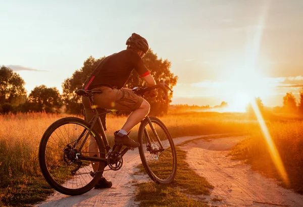 Rowerzysta Rowerze Patrzy Zachód Słońca Polu Piękny Wieczorny Krajobraz Rowerem — Zdjęcie stockowe