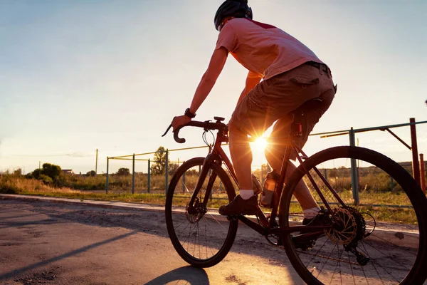 Rowerzysta Jeździ Rowerze Zachodzie Słońca Promieniem Słońca Sport Koncepcja Aktywnego — Zdjęcie stockowe